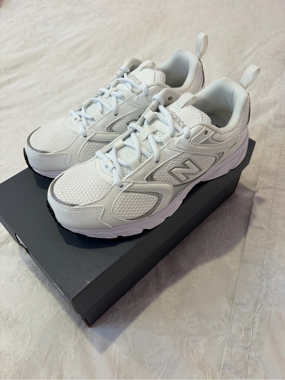BRAND NEW NEVER WORN IN BOX New Balance White and Gray 530 Style Sneakers